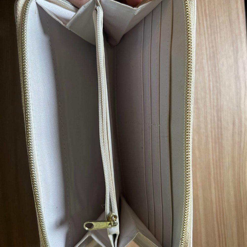White Clutch Wallet with Bow Detail on Front - Picture 3 of 4